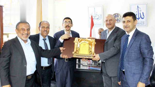 تكريم رئيس جامعة صنعاء السابق تقديرًا لإسهاماته الأكاديمية