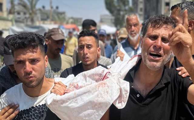 استشهاد وجرح عدة فلسطينيين في استهداف العدو الصهيوني “المجوعين” وسط غزة
