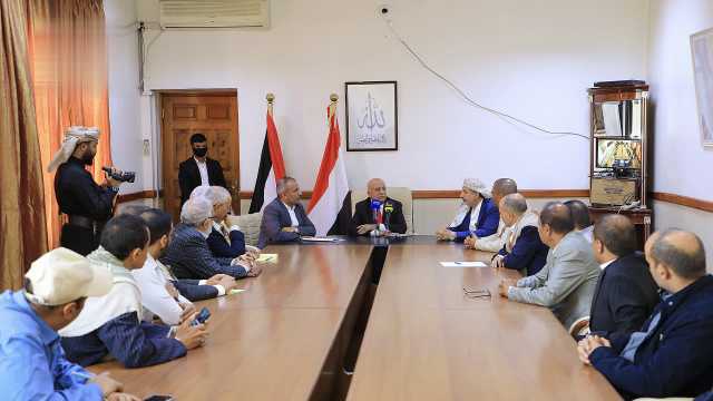 الرهوي يتفقد الانضباط الوظيفي بوزارتي النقل والنفط
