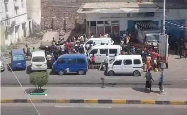 عدن تستقبل أول أيام العيد بأزمة غاز منزلي وطوابير طويلة أمام محطات التعبئة