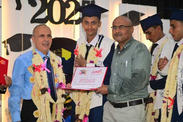 حفل تخرّج 174 طالباً وطالبة من كلية التجارة والاقتصاد بجامعة الحديدة