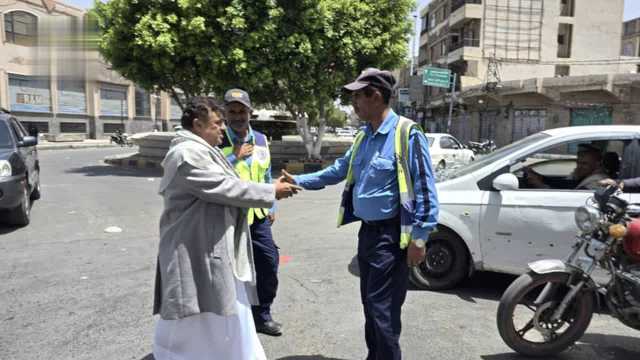 زيارة عيدية لرجال المرور في عدد من الشوارع بالأمانة