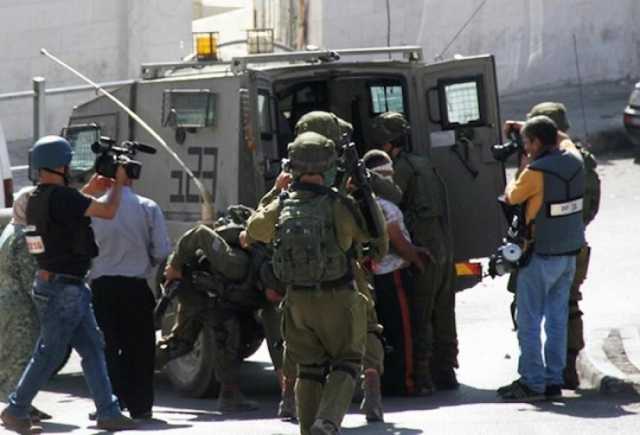 العدو الإسرائيلي يعتقل 8 فلسطينيين من الخليل