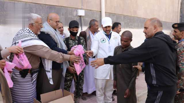 باجعالة يتفقد مراكز للنازحين والمتشردين والمتسولين