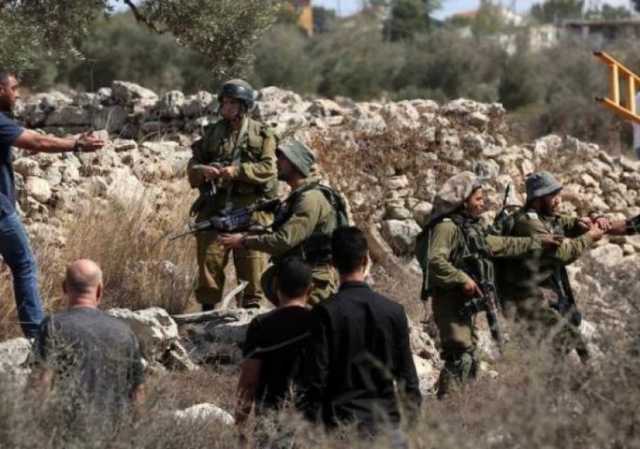 جنود العدو الإسرائيلي يعتدون على مزارع فلسطيني في بيت لحم