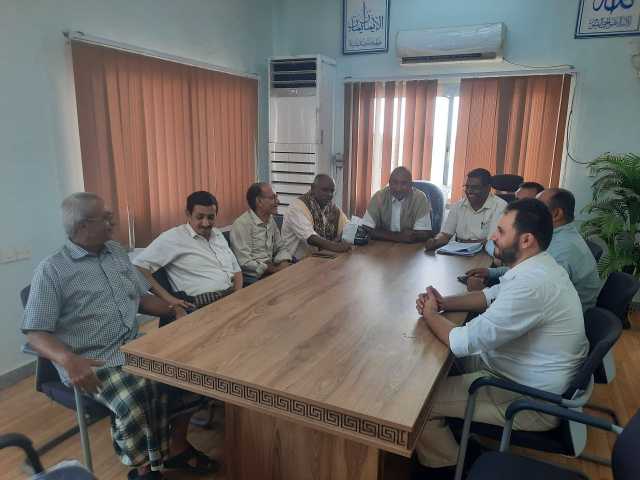 عطيفي يتفقد الانضباط الوظيفي ويناقش مع قيادة المؤسسة تطوير خدمات المياه والصرف الصحي