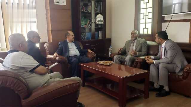 وكيل وزارة الخدمة المدنية يتفقد مستوى الانضباط الوظيفي في وزارة الاقتصاد