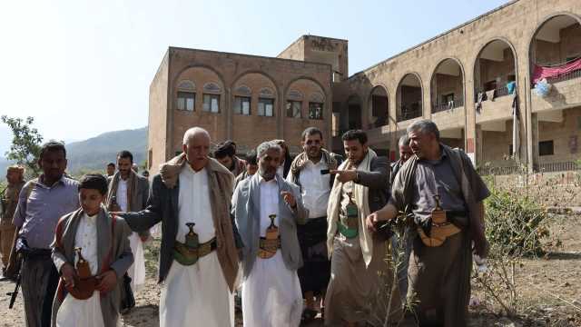 المداني وصلاح يطلعان على الخدمات بمستشفى العدين ونشاط الجمعيات التعاونية