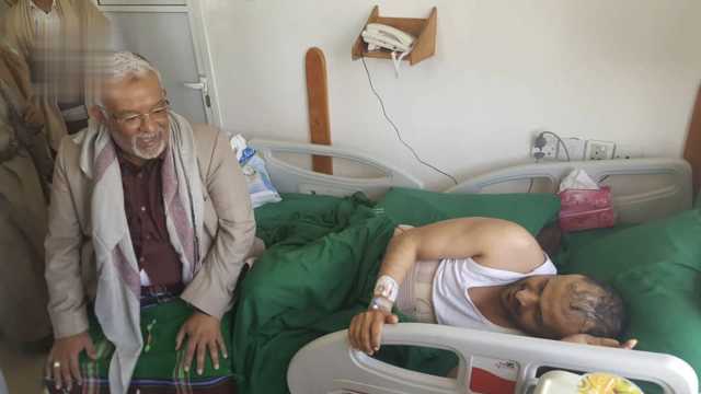 وزير الشؤون الاجتماعية يطمئن على صحة أحد موظفي صندوق المعاقين