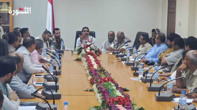 اجتماع بالحديدة يناقش آليات تعزيز الخدمات وتسريع وتيرة المشاريع التنموية