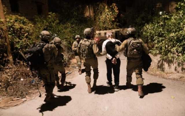 العدو الصهيوني يعتقل 10 فلسطينيين من الضفة المحتلة