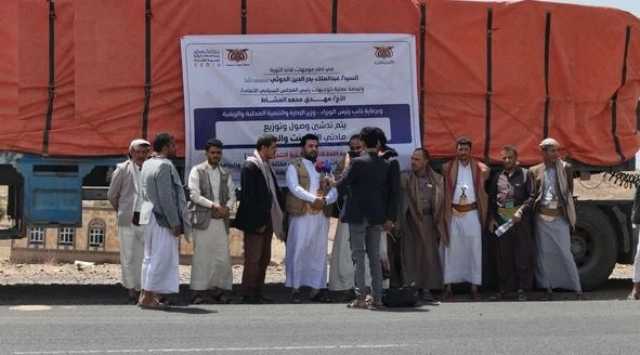 وحدة التدخلات الطارئة تدعم مشاريع المبادرات في محافظة صنعاء بدفعة من الاسمنت والديزل