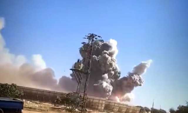 7 قتلى بانفجار شاحنة وقود وسط سوريا