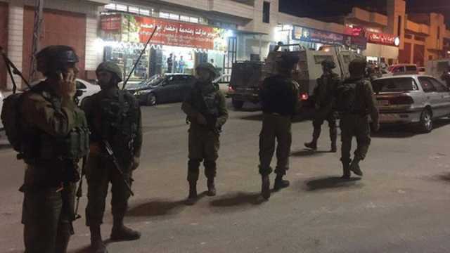 قوة للعدو الصهيوني تقتحم بيت عزاء في الخليل وتحطم محتوياته