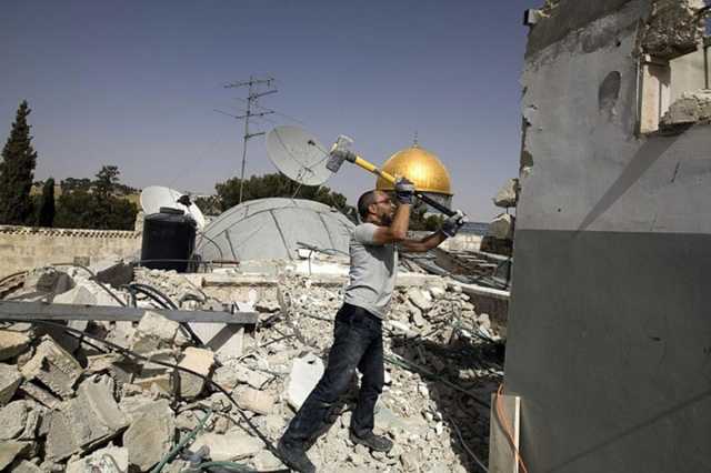 العدو الصهيوني يجبر فلسطينيا في جبل المبكر بالقدس على هدم منزله ذاتيا