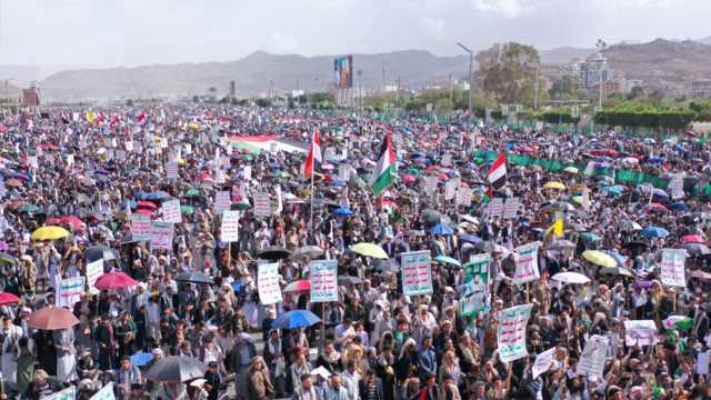 خروج واسع بالعاصمة صنعاء في مسيرة “نصرة لغزة .. مسيراتنا مستمرة وعملياتنا متصاعدة”