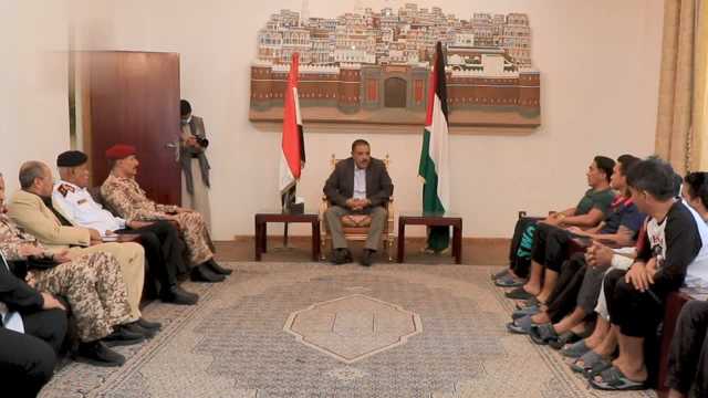وزير الخارجية وقيادات عسكرية يلتقون طاقم سفينة “أترنيتي”