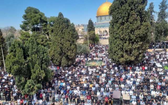 40 ألفا يؤدون صلاة الجمعة في المسجد الأقصى المبارك