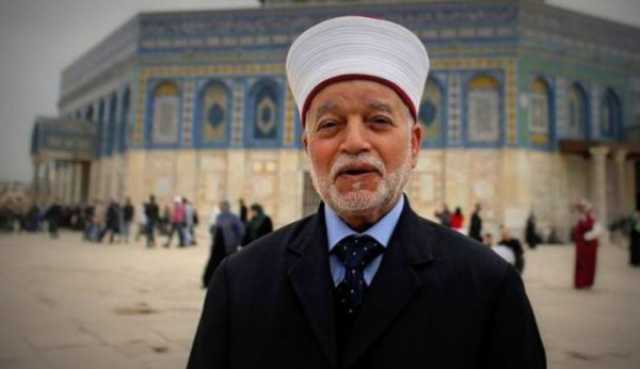 العدو الصهيوني يعتقل مفتي القدس من المسجد الأقصى