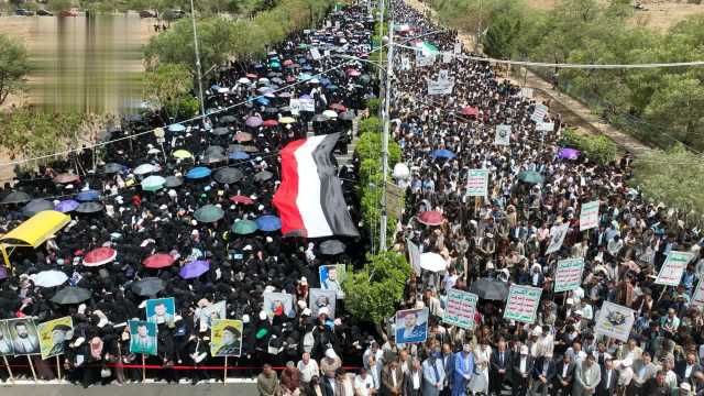 جامعة صنعاء تدشن عامها الدراسي بمسيرة طلابية حاشدة نصرة لغزة