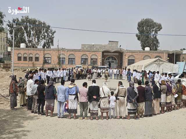 إدارة وكوادر وأطباء مستشفى الثورة وطلاب المعهد الصحي بمحافظة البيضاء تنظم وقفة تضامنية مع غزة