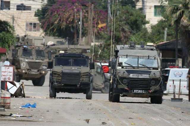 العدو الصهيوني يقتحم شرق طولكرم ويعتقل ثلاثة فلسطينيين