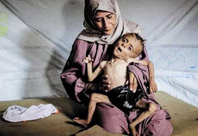 أمهات في غزة يُرضعن أطفالهن ماءً بدل الحليب