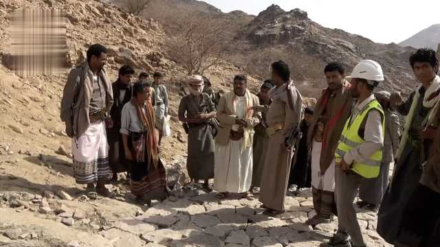 محافظ مأرب يدشن العمل بمشروع رصف وتأهيل طريق المصابين – القويم في حريب
