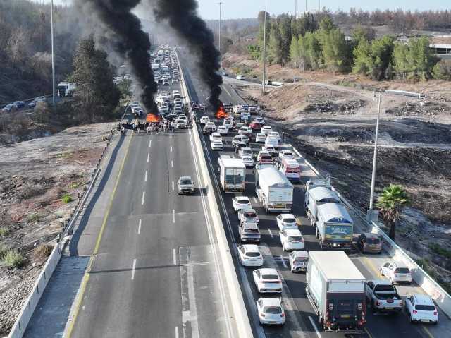 عائلات الأسرى تنفذ اضربا شاملاً في “اسرائيل” وتطوق منازل قادة العدو