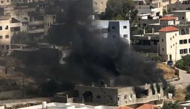 العدو الصهيوني يحرق منزل فلسطيني في الضفة الغربية