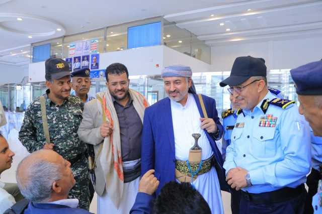 وزير الداخلية يتفقد سير الأداء في مركز الإصدار المروري الموحد