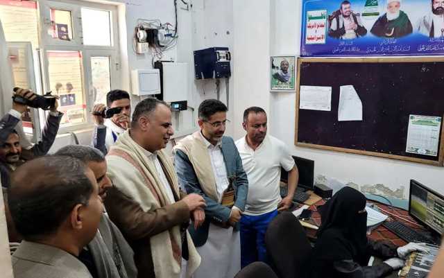شرف الدين والصوفي يطلعان على سير العمل في إذاعة حجة