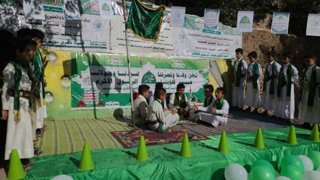 الأطفال والنساء لوحة خضراء تزهو استعدادا لذكرى المولد النبوي الشريف