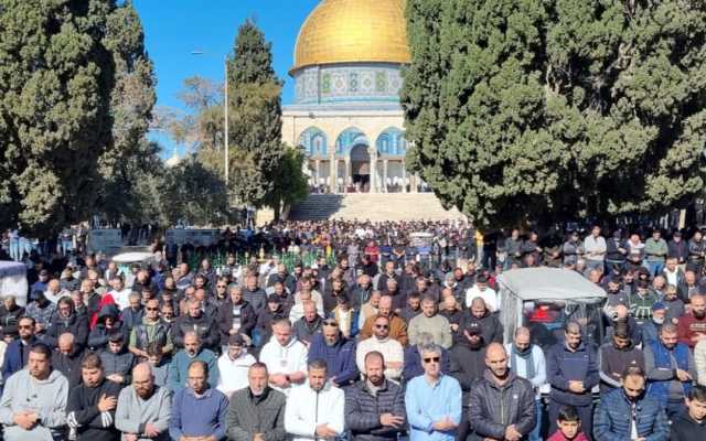 40 ألفا يؤدون الجمعة في المسجد الأقصى رغم عراقيل العدو الإسرائيلي