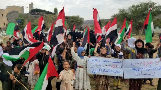 وقفات نسائية في محافظة صنعاء تنديداً بالمجازر الصهيونية في غزة