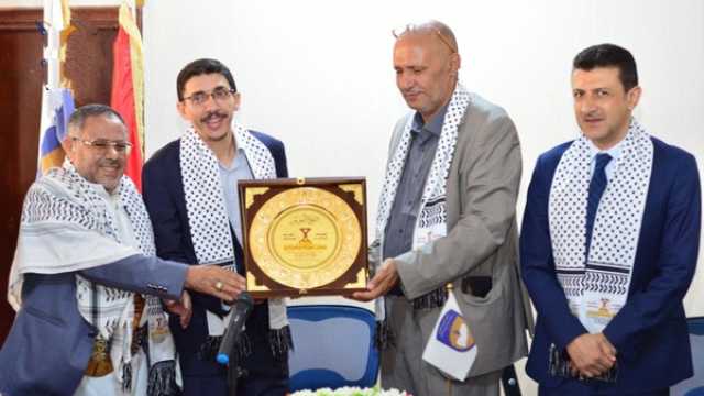 وزير التربية والتعليم يتسلم درع المؤتمر الثالث “فلسطين قضية الأمة المركزية”