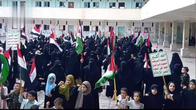 وقفة نسائية في الحديدة تؤكد نصرة غزة وتندد بجرائم التجويع