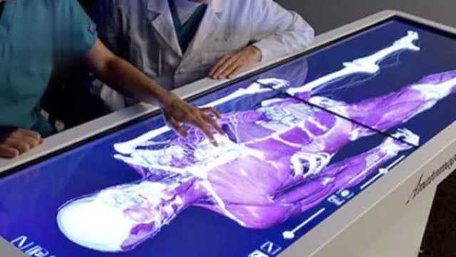 توقيع اتفاق لتوريد طاولة تشريح رقمية وأجهزة حديثة لكلية الطب بالمحويت