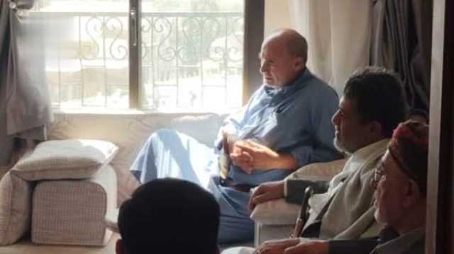 محافظ البيضاء يطمئن على صحة وكيل المحافظة الجمالي