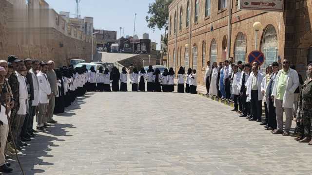 وقفة احتجاجية للمستشفى الجمهوري بالمحويت تنديدًا بجرائم الكيان الصهيوني في غزة