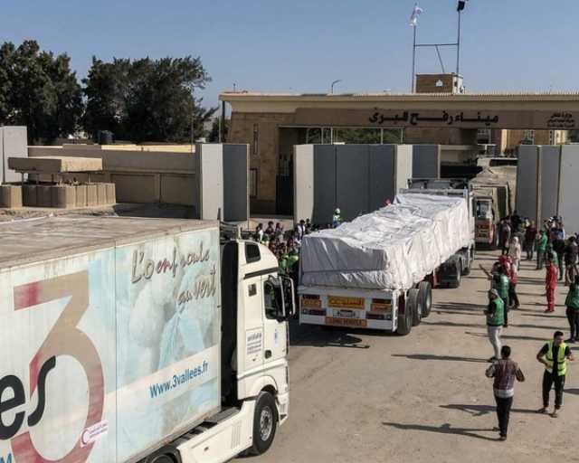 الإعلامي الحكومي بغزة: العدو الإسرائيلي يمنع دخول 22 ألف شاحنة مساعدات متكدسة في المعابر