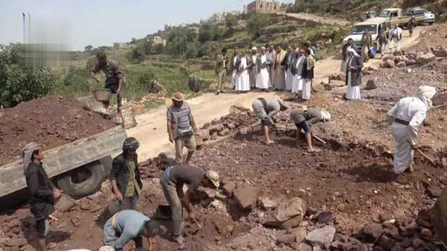 تفقد سير العمل في مشروع رصف طريق بمبادرة مجتمعية بالمحويت