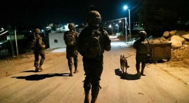 العدو الصهيوني يعتقل عدد من الفلسطينيين في الضفة