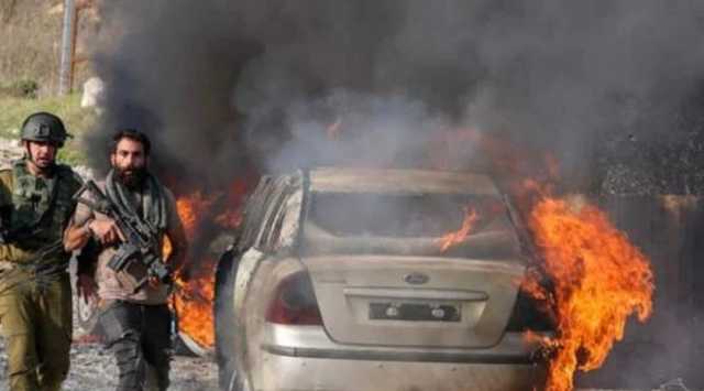 مستوطنون صهاينة يحرقون مركبتين بعد تسللهم إلى قرية برقا شرق رام الله