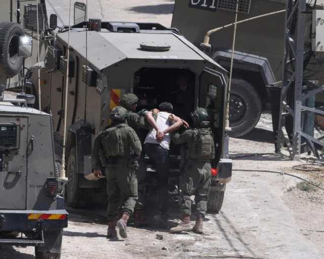 العدو الصهيوني يعتقل 15 فلسطينيًّا خلال اقتحامات متفرقة بالضفة