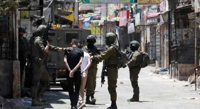 العدو الصهيوني يشن حملة اعتقالات طالت 14 فلسطينيا من الضفة الغربية