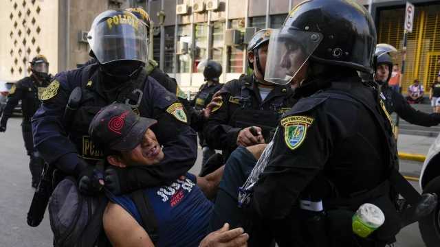 بيرو تعلن حالة الطوارئ في ليما بعد احتجاجات دامية