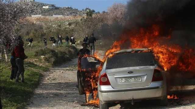 مستوطنون يتجمعون في بلدة سلواد شرق رام الله .. وآخرون يحرقون مركبتين ببلدة عطارة شمال رام الله