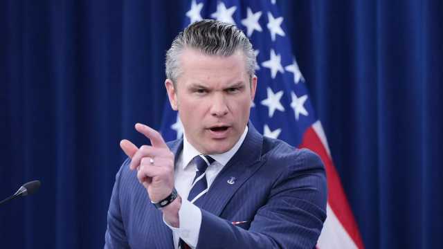 وزير الحرب الأمريكي يعلن استهدف سفينة جديدة “لتهريب المخدرات” شرق المحيط الهادئ