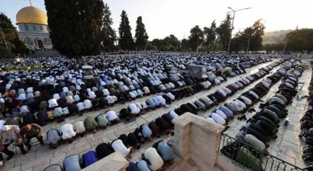 عشرات آلاف الفلسطينيين يؤدون صلاة الجمعة في المسجد الأقصى المبارك
